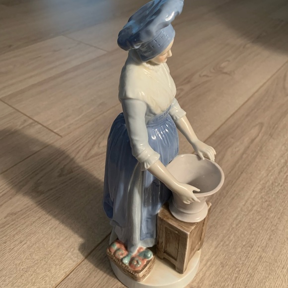 Andrea by Sadak Porcelain Figurine of Woman w/ Her Hands on a Bucket. - Picture 4 of 12